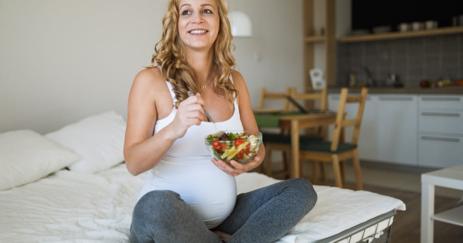 Frau ernährt sich vegetarisch oder vegan in der Schwangerschaft