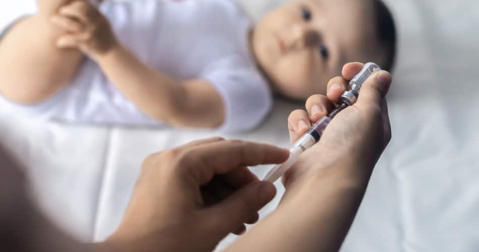 Baby erhält die erste Impfung