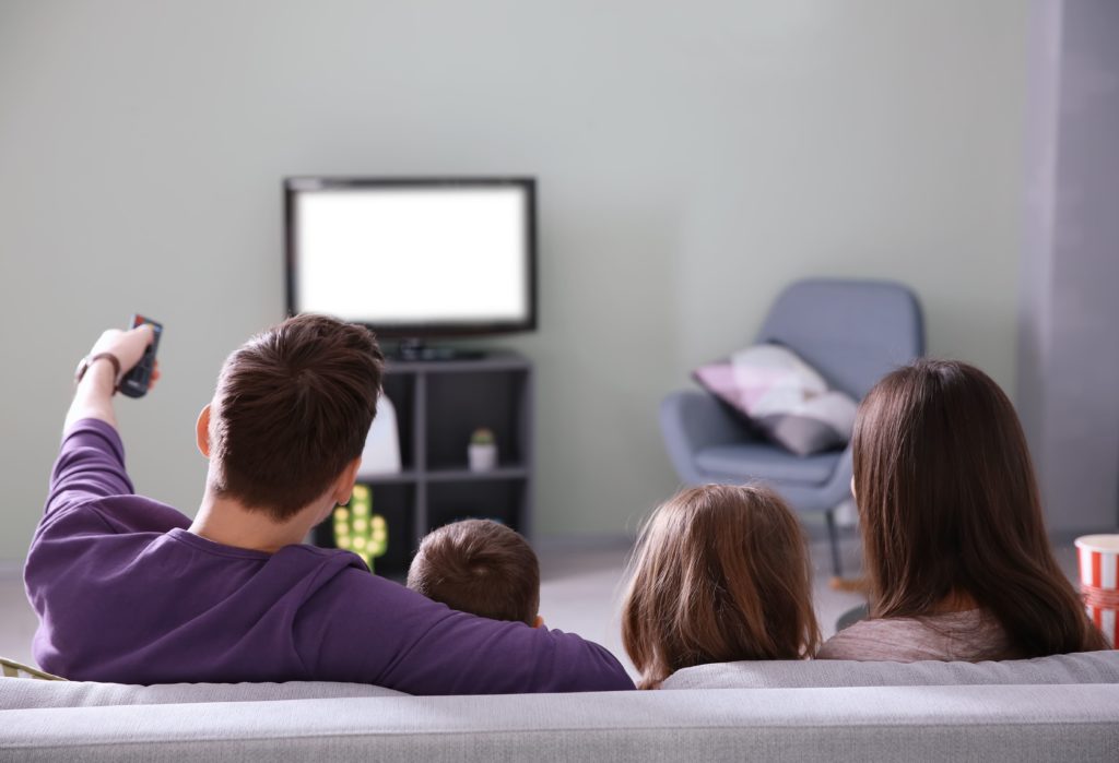Eine Familie sieht in den Osterferien zu Hause gemeinsam einen Film.