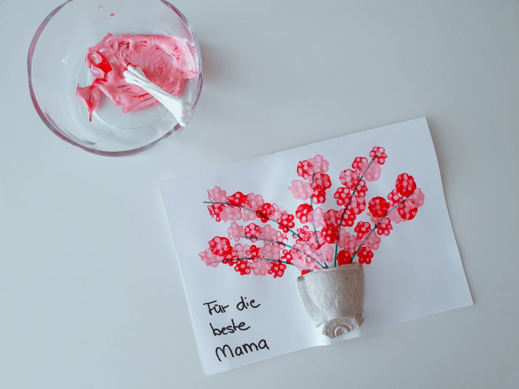 Ein Blumenbild aus Stempeldruck als Muttertagsgeschenk von Kindern selbstgemacht.
