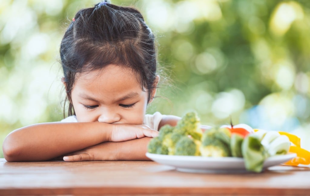 Ein Mädchen möchte kein Gemüse essen. Beispielbild zum Thema Gemüse schmackhaft für Kinder machen.