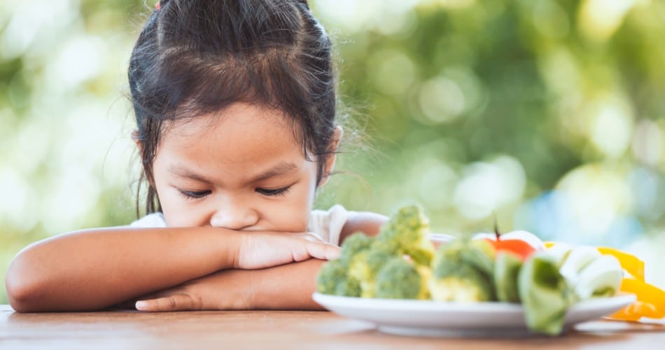 Ein Mädchen möchte kein Gemüse essen. Beispielbild zum Thema Gemüse schmackhaft für Kinder machen.