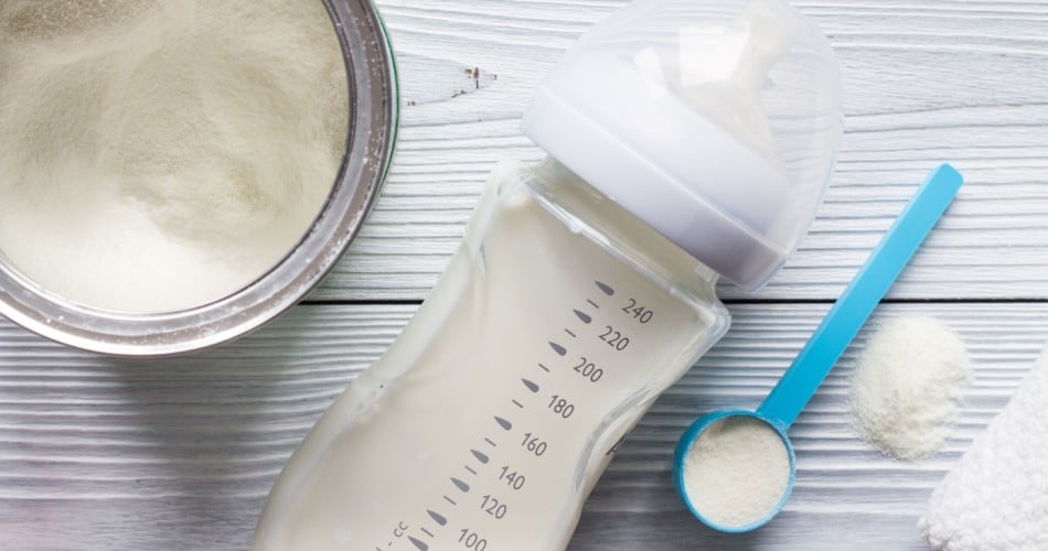Babynahrung, die in einer Babyflasche mit Milchpulver zubereitet wird.