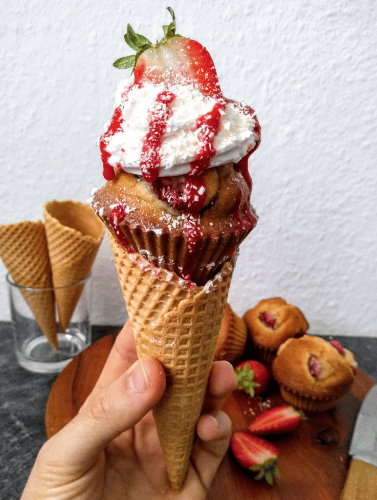Rezept zum Muttertag: Erdbeer-Cupcakes in der Eiswaffel - Das ...