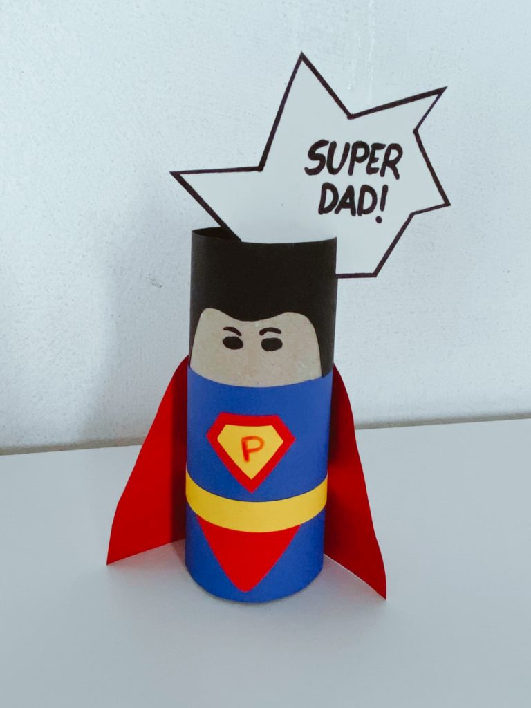 Eine Klopapierrolle, die als Vatertagsgeschenk der Kinder einen Superhelden-Anzug und ein Schild mit der Schrift "Super Dad" erhalten hat.