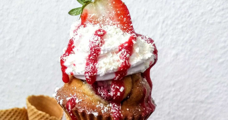 Erdbeer-Cupcake mit Sahne in einer Waffel als Dessert für Muttertag.