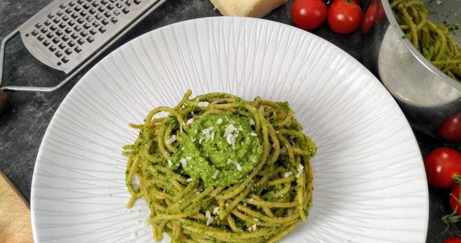 Spinat-Pesto mit Petersilie, Cashewkernen und Parmesan und dazu Vollkornspaghetti.