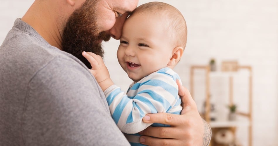 Ein Papa knuddelt sein Baby - Titelbild für Tipps für Väter.