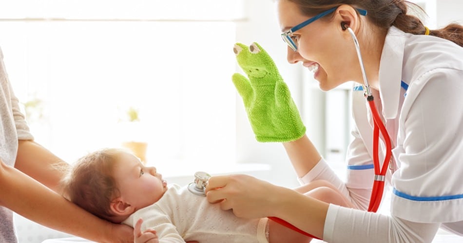 Baby und Ärztin bei einer Vorsorgeuntersuchung für Kinder.