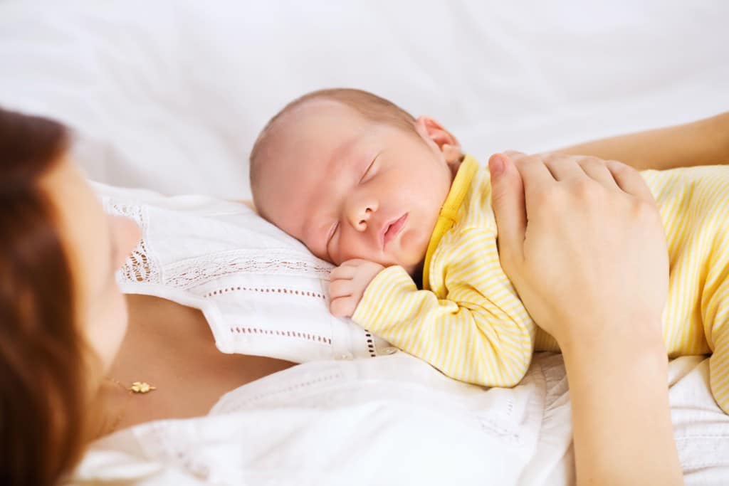 Mutter befindet sich mit neugeborenem Baby im Wochenbett - Wochenbett-Tipps