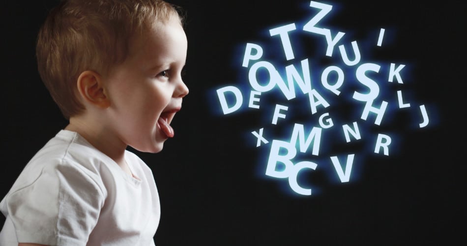 Ein Konzeptbild eines Babys, der spricht. Auf dem Bild sieht man ein Säugling, dass seinen Mund weit aufmacht, als ob er was sagen möchte. Vor ihm schweben Buchstaben in der Luft.