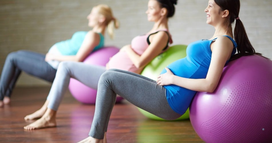 Sport in der Schwangerschaft: Schwangere Frauen bei Gymnastikübungen