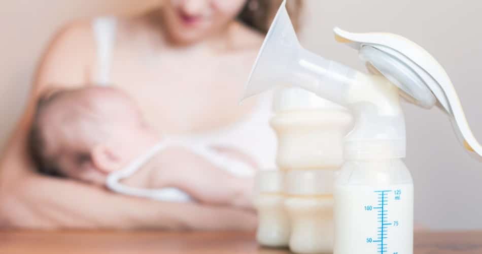 Eine Mutter stillt und möchte zusätzlich Muttermilch für ihr Baby abpumpen.