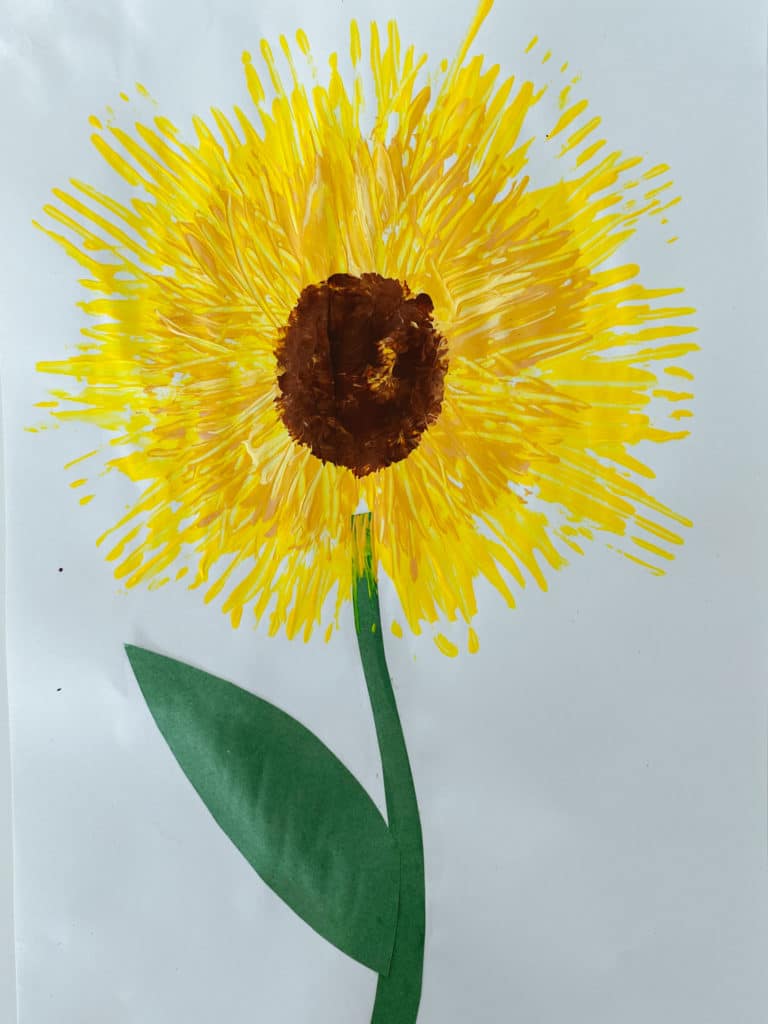 Eine Sonnenblume im Gabeldruck mit Kindern im Sommer gemalt.