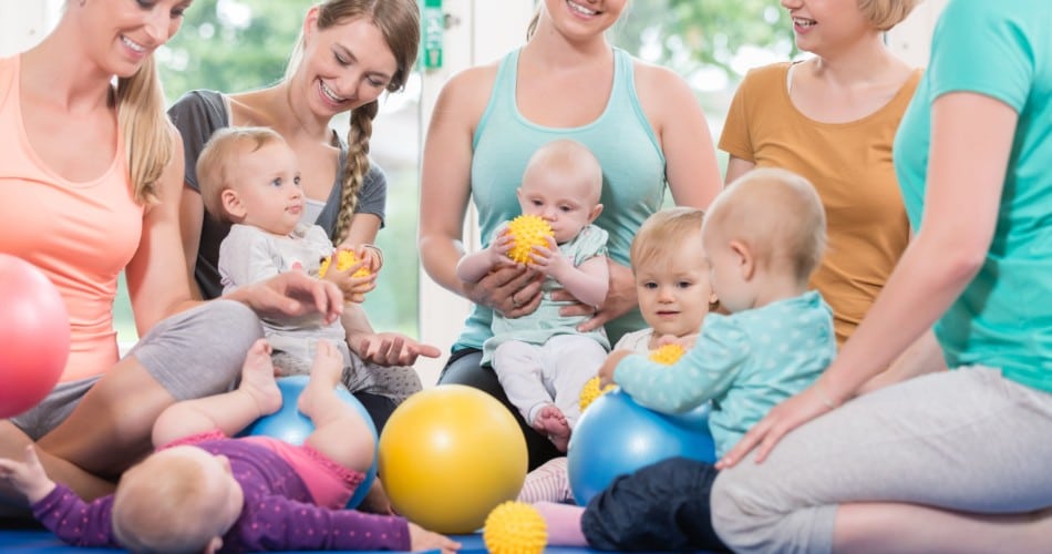 Eine Gruppe von Müttern mit ihren Babys. Titelbild zu Artikel, der zeigt, welche Babykurse es gibt.