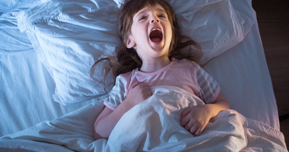 Mädchen hat einen Pseudokrupp-Anfall im Bett