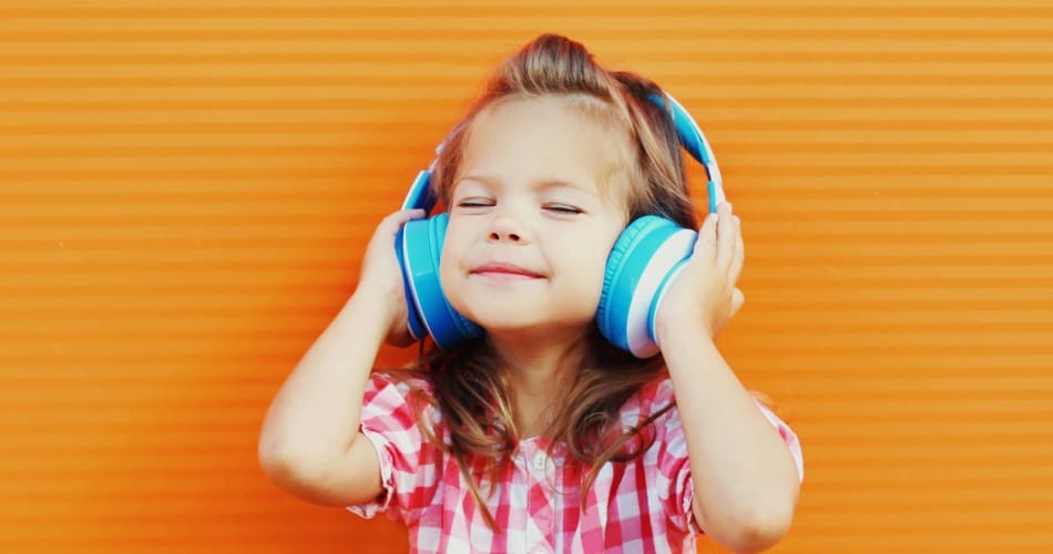 Ein Kind hat Kopfhörer auf und hört einen Podcast an.