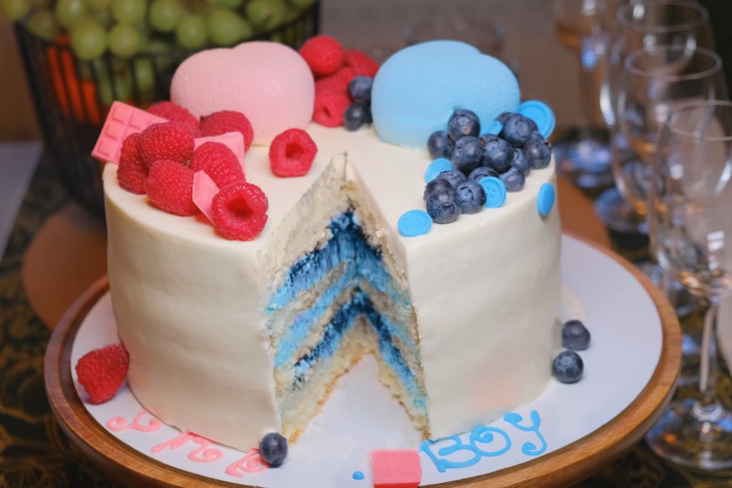 Ein Gender Reveal Kuchen mit blauer Creme-Füllung.