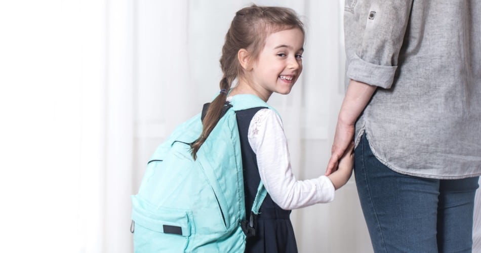 Ein sicherer Schulweg: Kind macht sich auf den Weg zur Schule.