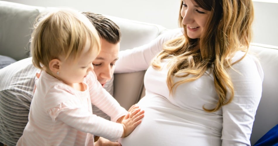 Ein Kleinkind streichelt den Bauch seiner Mutter – Titelbild zu Beitrag über Zytomegalie in der Schwangerschaft.