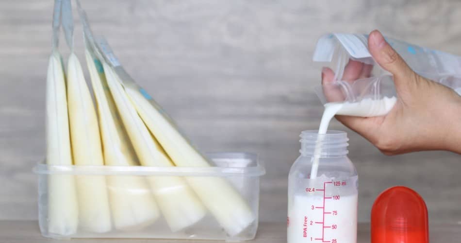 Abgepumpte Muttermilch, die als Heilmittel fürs Baby eingesetzt werden kann.