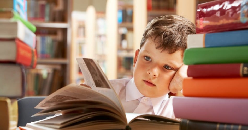 Ein Kind mit Hochbegabung zeit Verhaltensauffälligkeiten, da es altersuntypische Bücher liest.