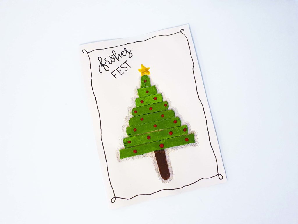 Weihnachtsbaum aus Eisstielen als Weihnachtskarte, die man mit Kindern für Weihnachten basteln kann.