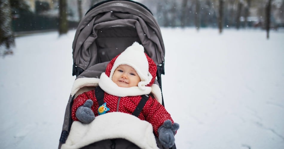 Ein Baby im Kinderwagen im Winter.