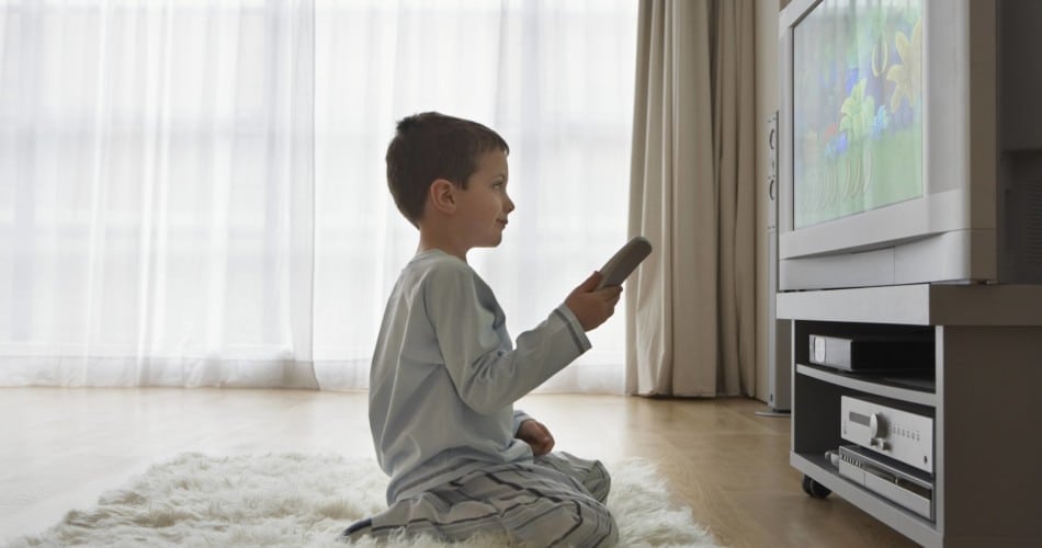 Kindheitsserien der 2000er: ein Kind schaut TV.