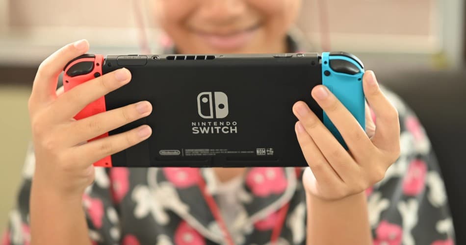 Kind mit Nintendo Switch in der Hand
