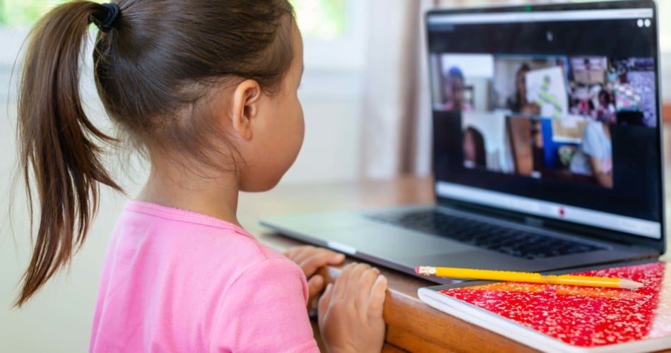 Ein Mädchen ist am Laptop und nimmt an einem Video-Call teil.