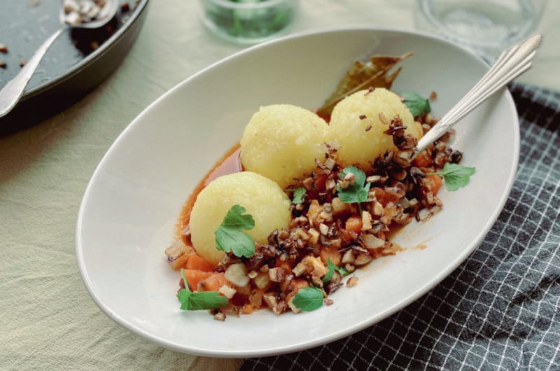Veganes Abendessen: Kartoffelklöße mit Pilz-Gemüse-Ragout