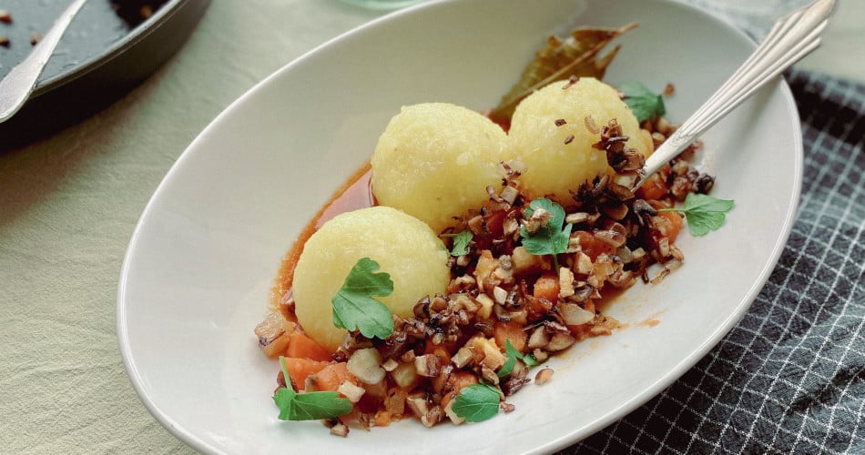 Veganes Abendessen: Kartoffelkloesse mit Pilz-Ragout