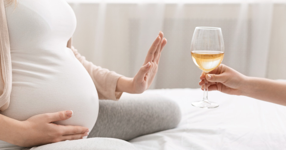 Schwangere lehnt alkoholisches Getränk ab
