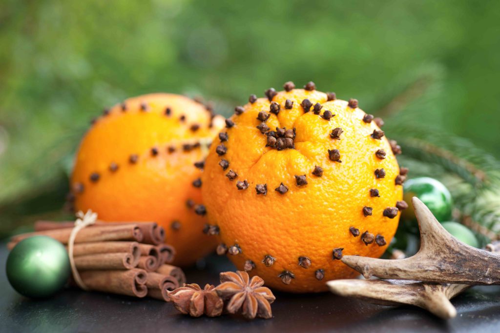 Orangen mit Nelken in der Adventszeit gestaltet.