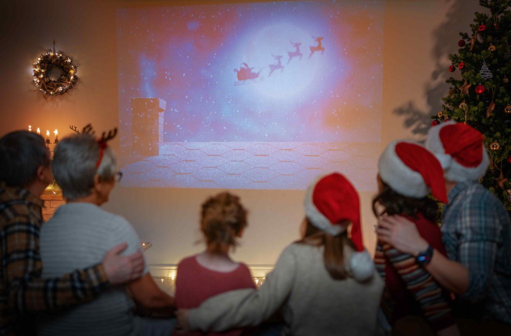 Eine Familie sieht sich einen Weihnachtsfilm in der Adventszeit an. 