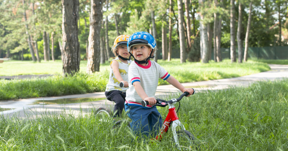 Kleinkinder auf Woom Laufrädern