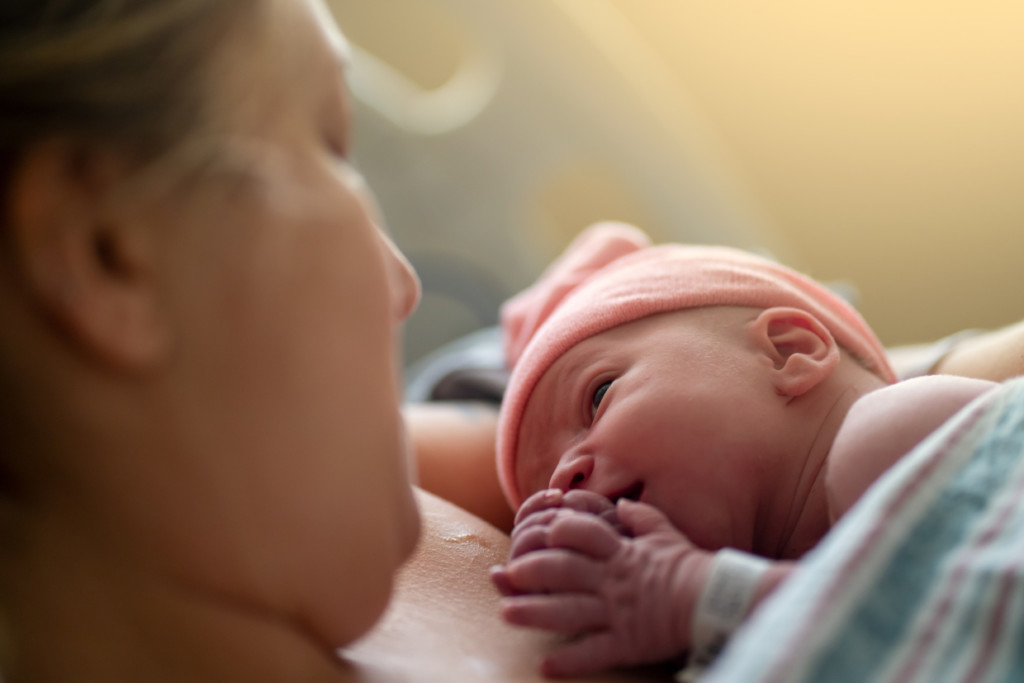 Bonding mit Neugeborenem kurz nach der Geburt 