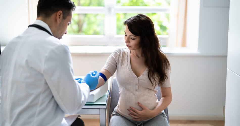 Schwangere beim NIPT in der Arztpraxis