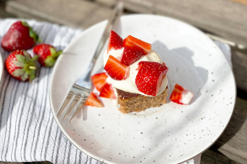 Schneller Schoko-Nuss-Kuchen mit Erdbeeren und griechischem Joghurt