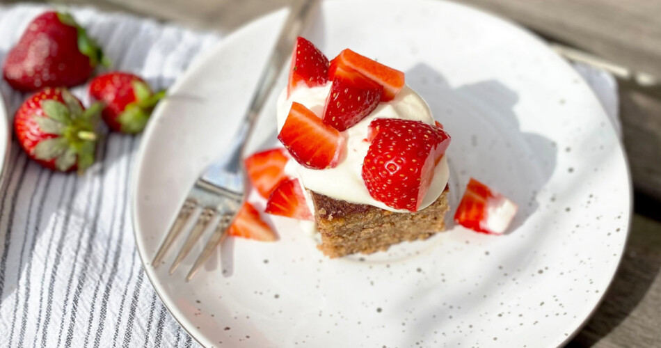 Schoko-Nuss-Kuchen mit Erdbeeren und Joghurt