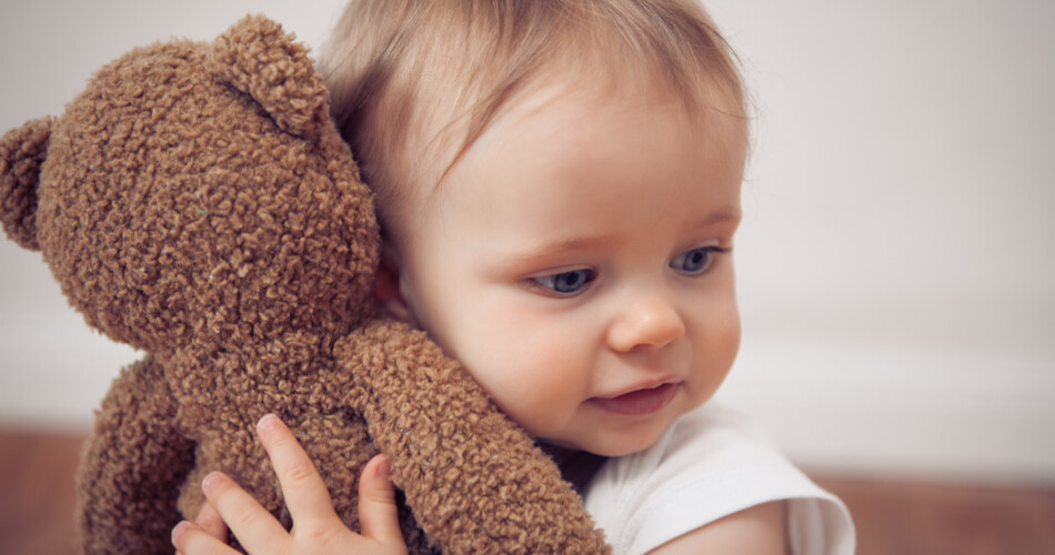 Trennung mit Kind: Kleinkind umarmt einen Plüsch-Teddy