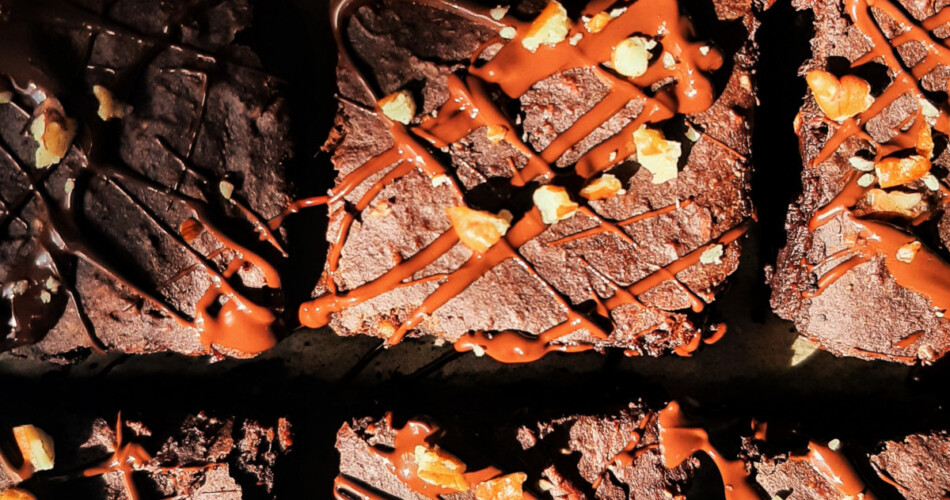 Süßkartoffel-Brownies mit flüssiger Schokolade und Nüssen, serviert auf einem Backblech