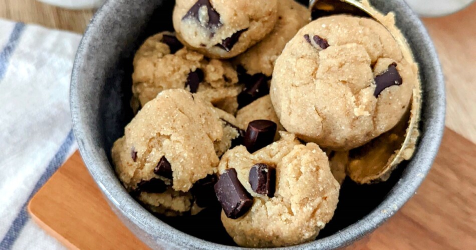 Cookie Dough: Essbarer Keksteig zum Naschen serviert in einer Schüssel und geformt zu Kugeln