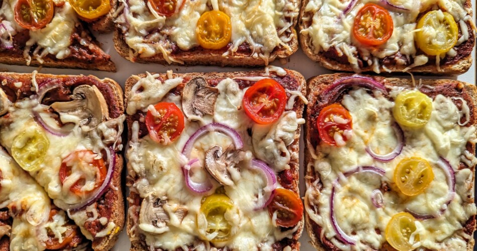 Pizza Toast belegt mit Mozzarella, Zwiebeln, Champignons und frischen Tomaten