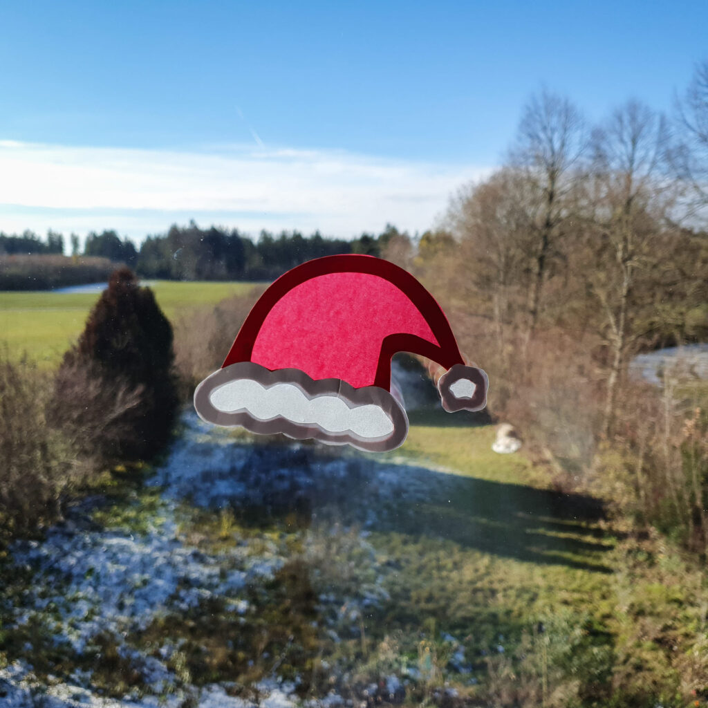 Nikolausmütze als weihnachtliche Fensterdekoration