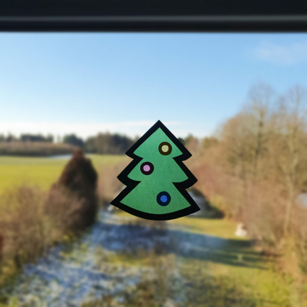 Christbaum oder Weihnachtsbaum als Fensterdeko aus Transparentpapier