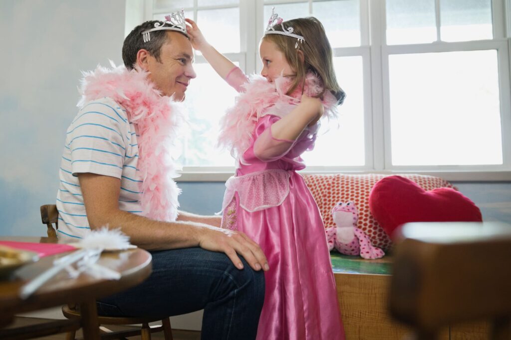 Papa und Tochter verkleiden sich als Prinzessinnen