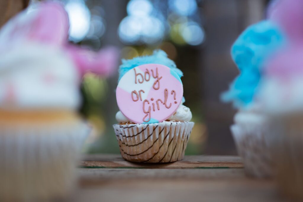 Ein Gender-Reveal-Cupcake, dessen Cremefüllung das Babygeschlecht verrät.