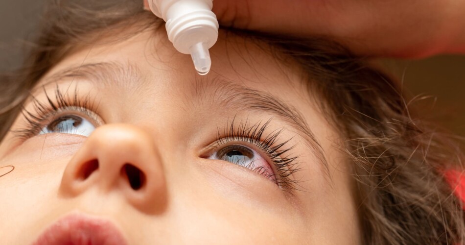 Tipps, um dem Kind am besten Augentropfen zu geben